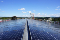 Model_AG_Montiert_Solarpanels_auf_dem_Dach